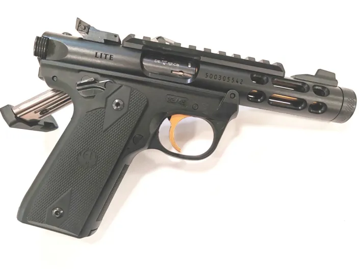 Ruger Mark IV 22/45 Lite ,fekete/arany használt maroklőfegyver B5